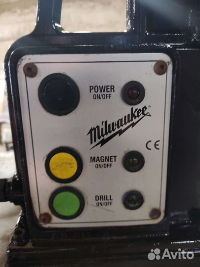 Дрель на станине с электромагнитным основанием