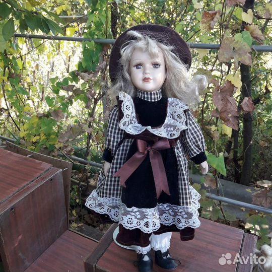Кукла фарфоровая