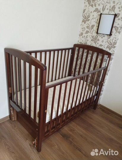 Детская кроватка с маятником