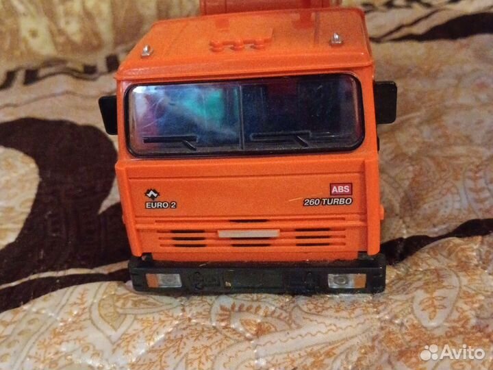 Игрушечный камаз бетономешалка