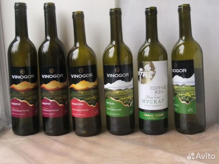 Бутылки от водки, вина, наливки с пробками