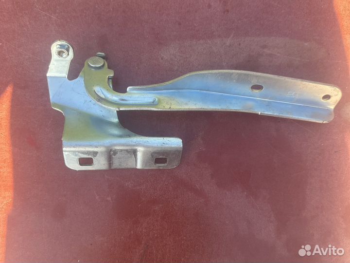 Петля капота левая Nissan Tiida