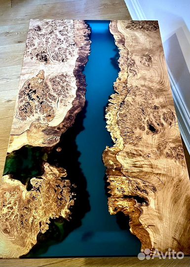 Стол из массива дерева и смолы