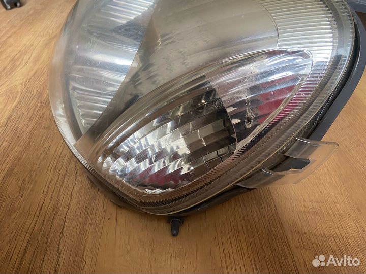 Фара оригинал передняя левая Toyota Vitz 2003-2005