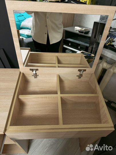 Туалетный столик с зеркалом