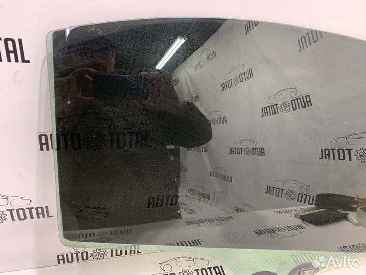 Стекло двери заднее правое Honda Civic 4D R18A2