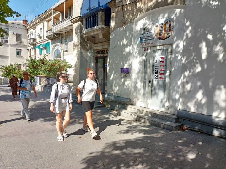 Супертрафик. Первая линия Большая Морская, 104 м²