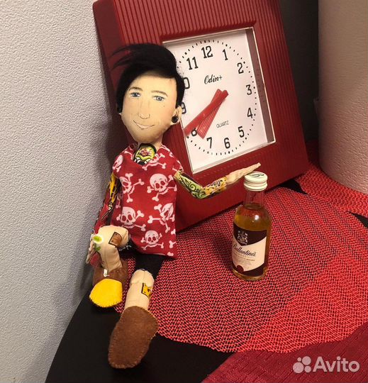 Кукла с тату и тоннелями