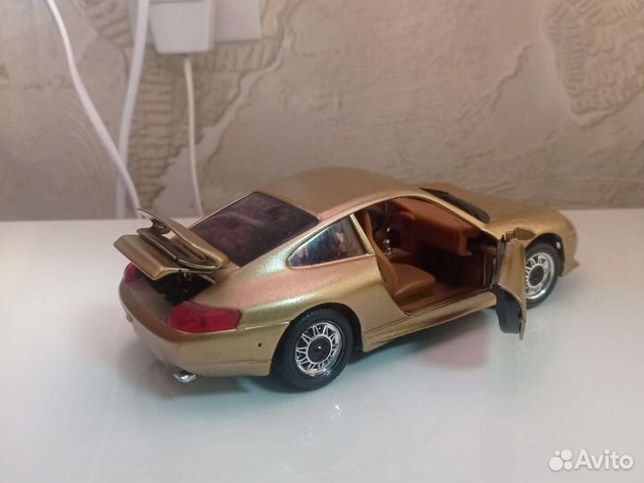 Модель 1:24 Porsche Carrera 911 1997