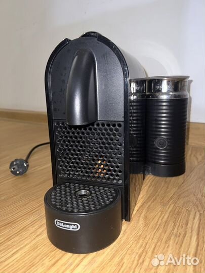 Кофемашина Delonghi Nespresso с капучинатором
