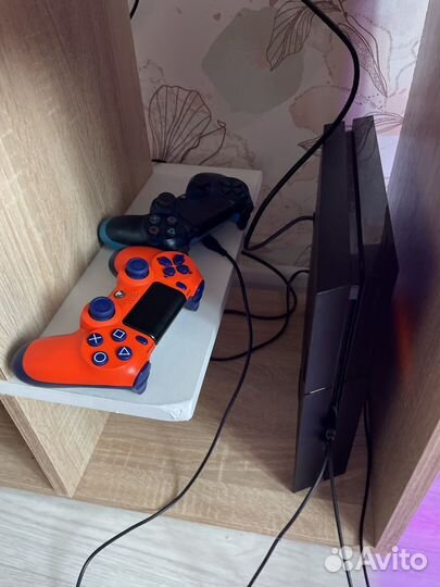 Продам ps4 на 500 гб, 2 джостика