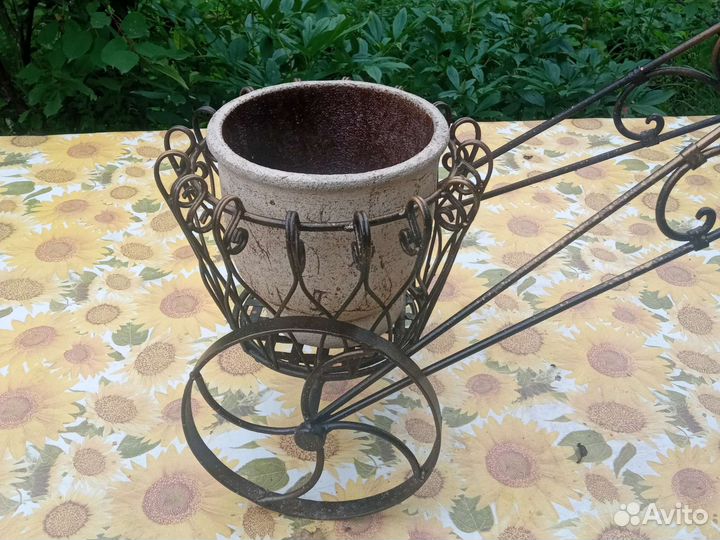 Подставка для цветов металлическая