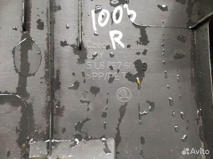 Обшивка двери багажника Yeti 2009