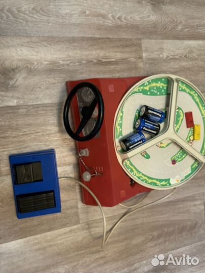 Машинка на пульте управления,на батарейках