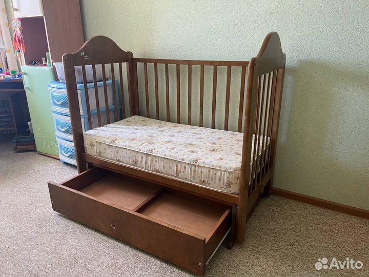 Детская кроватка с маятником и ящиком