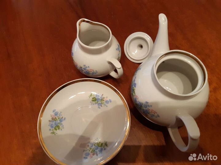 Заварочный чайник и чашечки для кофе