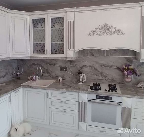 Угловая кухня в классическом стиле