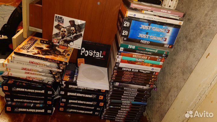 Гора коробочек от пк игр, одним лотом