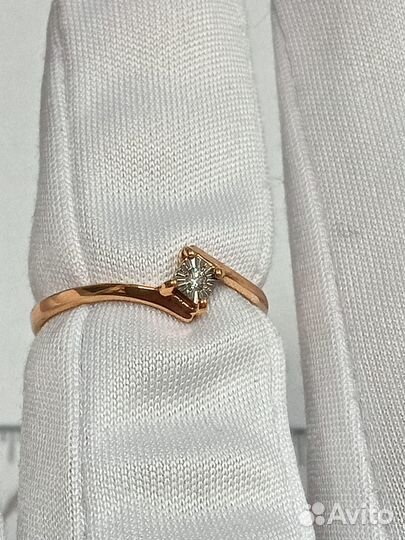 Золотое кольцо с камнем 15,5р