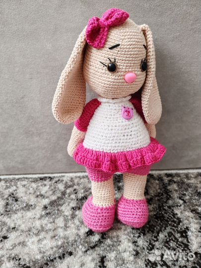 Вязанные игрушки зайка