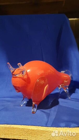 Бык Синий и красный стекло