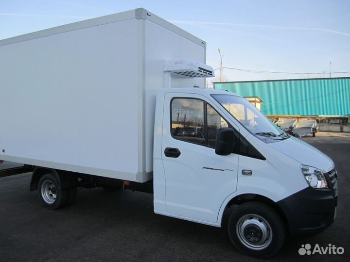 Водители на своих газелях с рефрижератором