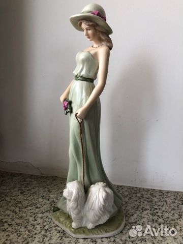Статуэтка девушка с собачкой