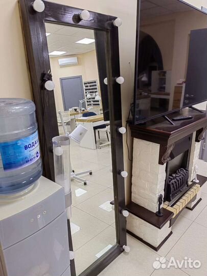 Гримерное зеркало с лампочками