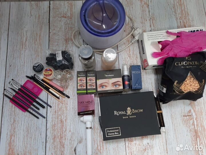 Все для оформления бровей и гримерное зеркало