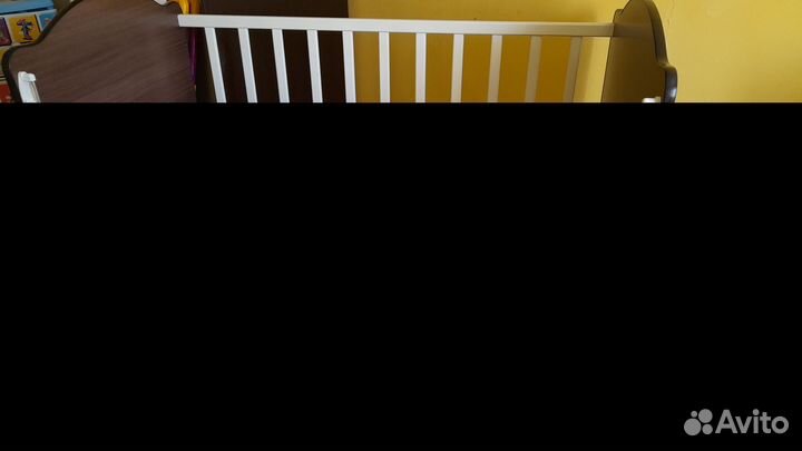 Детская кроватка с маятником и ящиком