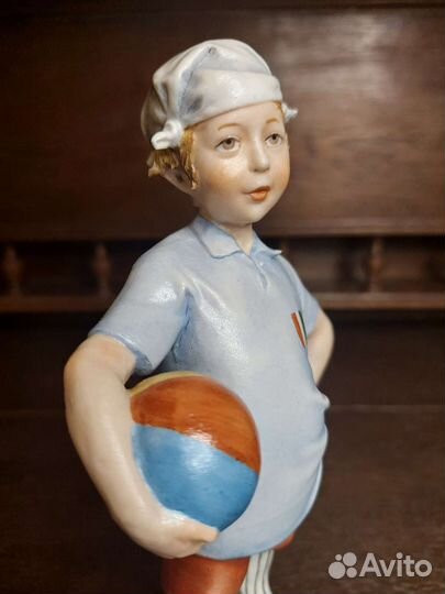 Мальчик футболист, фарфор, Каподимонте, Италия