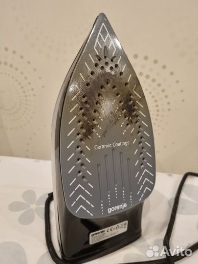 Утюг и гладильная доска