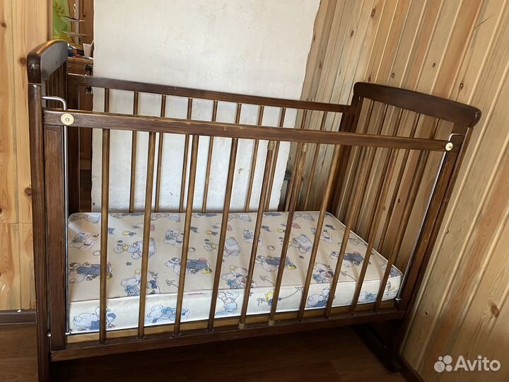 Кроватка, развив коврик, игрушки, прыгунки