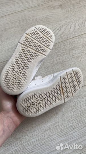 Кроссовки adidas белые 26