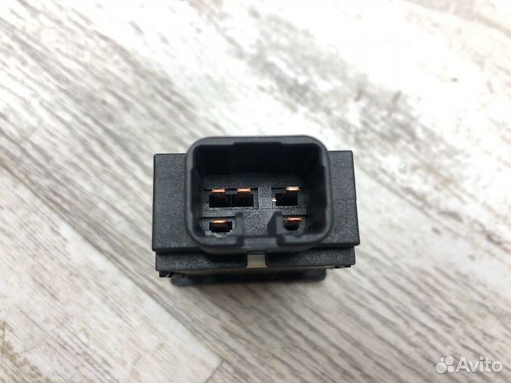 Блок управления стеклоочистителем Toyota Avensis