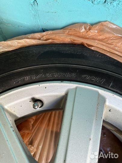 Комплект литых дисков с шинами