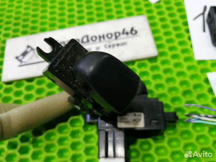 Кнопка заднего стеклоподъемника Nissan Juke F15