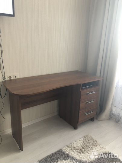 Письменный стол (офисный стол)