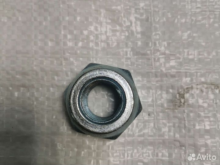 Гайка шпильки колеса левая