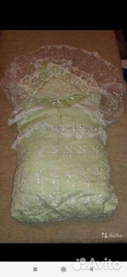 Демисезонный конверт на выписку с чепчиком