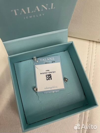 Золотые серьги-пуссеты с бриллиантами новые