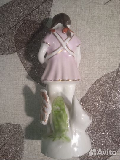 Статуэтка Девочка кормит кур. Ереван