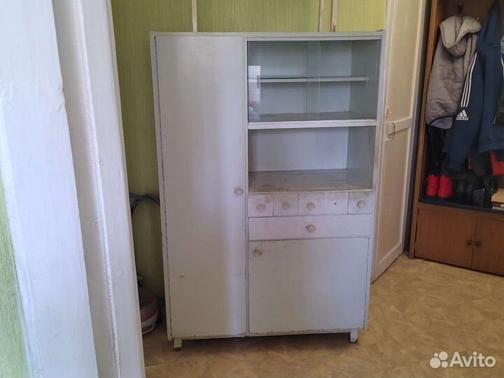 Старинный антикварный шкаф буфет