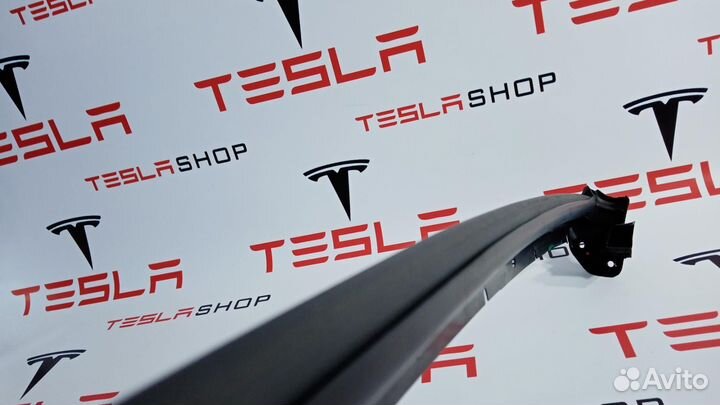 Уплотнитель стекла двери задний правый Tesla