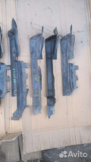 Воздуховод радиатора правый Audi 100C4 4A0121284