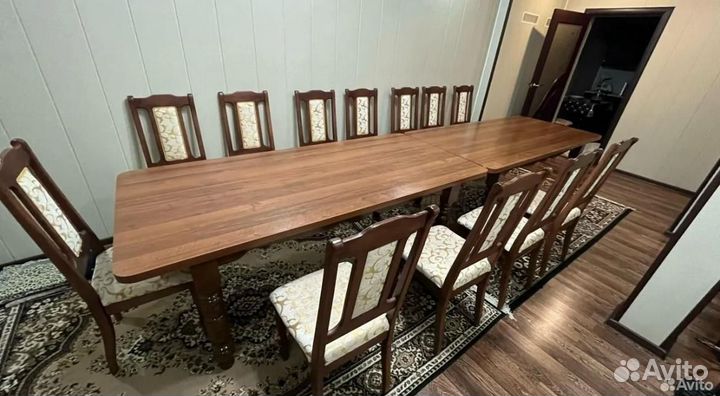 Стол и стулья