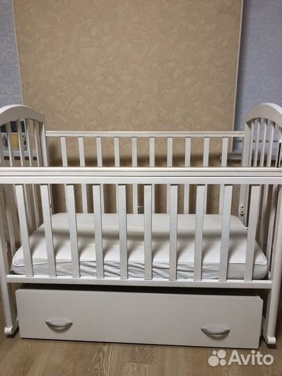 Детская кроватка с поперечным маятником