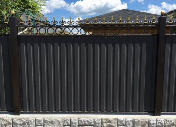 Забор из профлиста с металлическими столбами под к