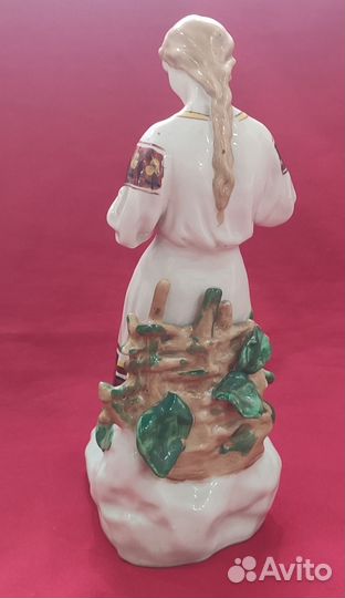 Статуэтка фарфоровая. Гадание на ромашке. СССР