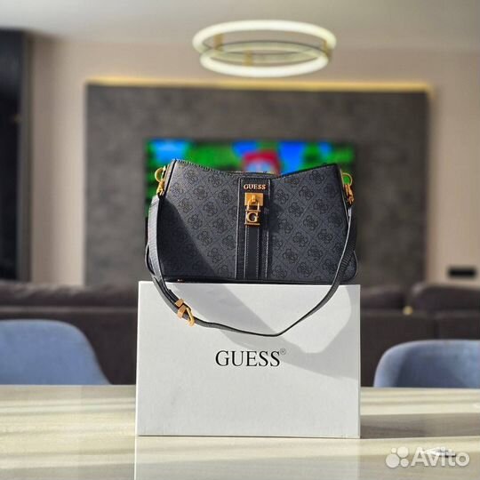 Черная сумка Guess – классика, которая всегда в моде